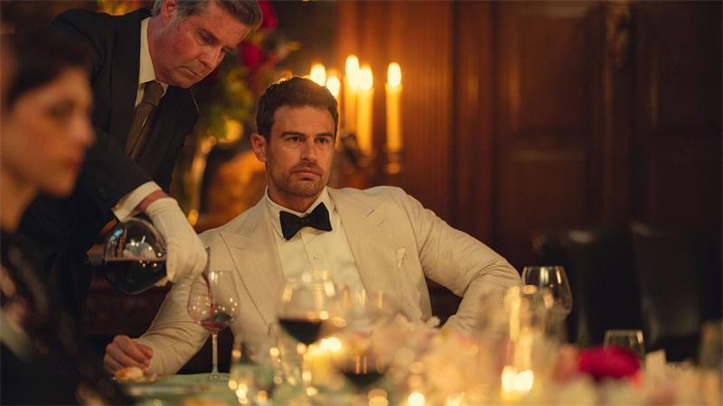 Theo James als Eddie Horniman in einer Szene der Serie „The Gentlemen“. (Handout) 