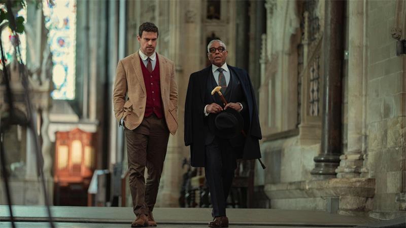 Theo James (l) hier zu sehen als Eddie Horniman und Giancarlo Espositoals Stanley Johnston. (Handout) 