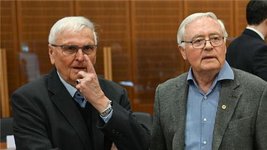 Theo Zwanziger (l), früherer DFB-Präsident, und Horst R. Schmidt, früherer DFB-Generalsekretär, bei der Fortsetzung im Sommermärchen-Prozess.