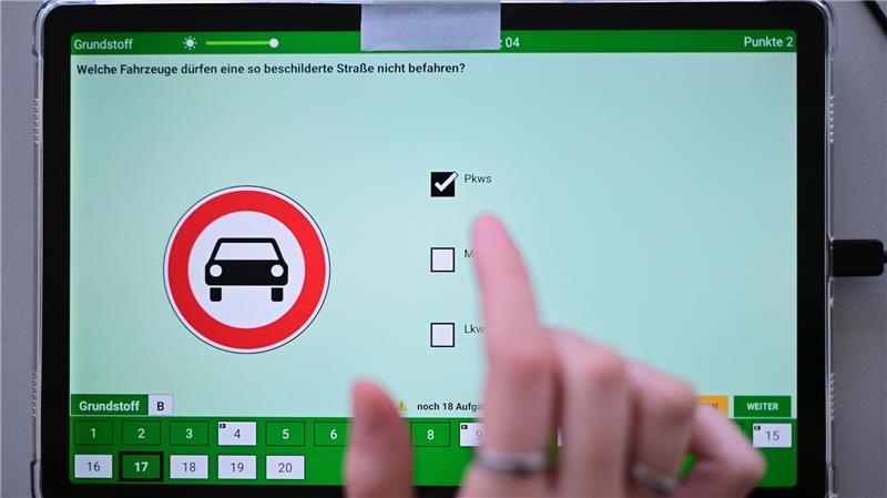 Theoretische Führerscheinprüfung: 30 Prozent weniger Fragen geplant. (Archivbild)