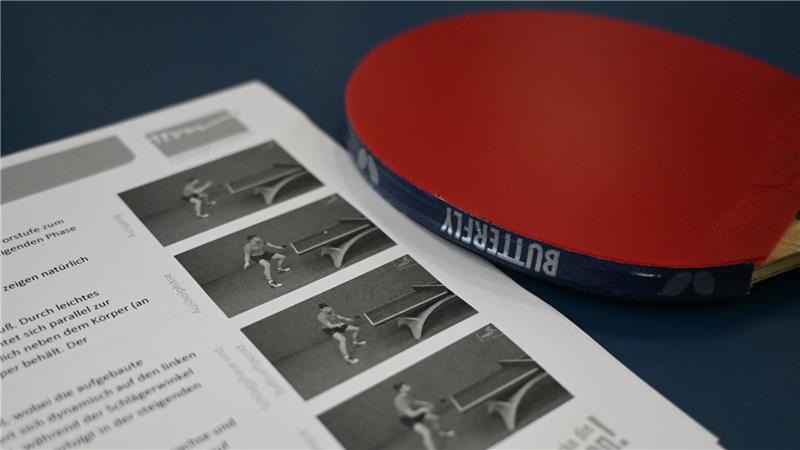 Tischtennis kämpft im Kreis Stade - So soll der Sport wieder wachsen Theorie und Praxis: Die Teilnehmer beschäftigen sich unter anderem mit verschiedenen Schlagtechniken.