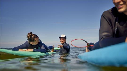 Therapeuten und Surflehrer kümmern sich um die Kinder im Wasser. Das soll ihnen helfen, ihre Krankheit zu überwinden.