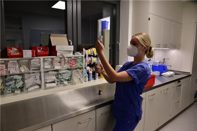 Theresa Sanders ist geübt im Umgang mit Medikamenten und ihrer Dosierung. Fotos: Beneke