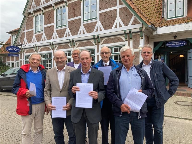 Anrainer warnen: Elbvertiefung läuft aus dem Ruder Thesenanschlag: Bürgerinitiativen, Obstbauern und Fischer fordern einen Stopp der Elbvertiefung – und eine Rettung des Ökosystems. Foto: Vasel