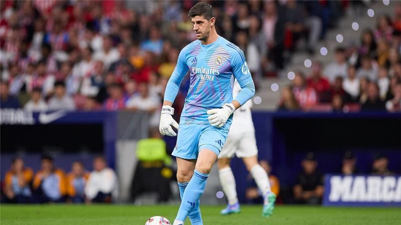 XXL-Unterbrechung in Madrid - Fan-Wut gegen Courtois Thibaut Courtois musste sich mit Feuerzeugen bewerfen lassen.