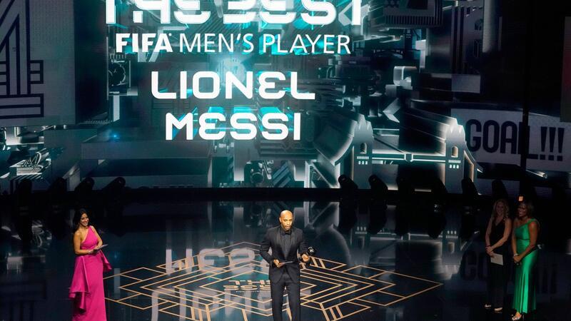 Messi und kein Ende: Zweifel am Weltfußballer Thierry Henry nimmt in Vertretung des abwesenden Lionel Messi die Trophäe entgegen.