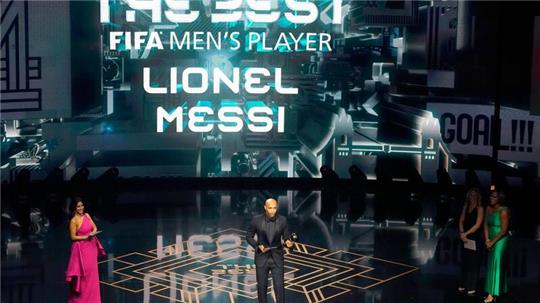 Thierry Henry nimmt in Vertretung des abwesenden Lionel Messi die Trophäe entgegen.