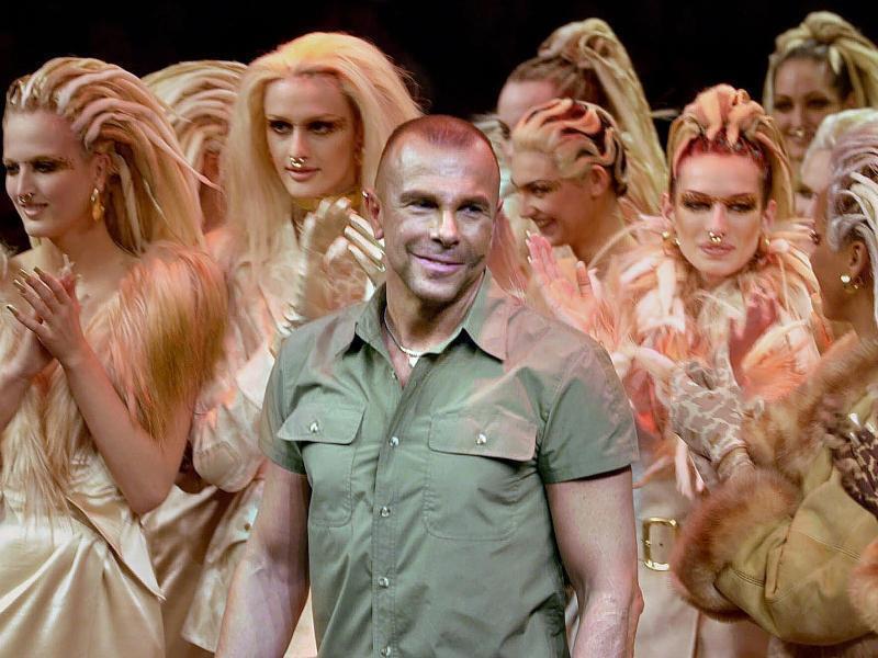 Thierry Mugler lässt sich nach der Präsentation seiner Herbst/Winter-Kollektion 2001-2002 in Paris feiern. Foto: Remy De La Mauviniere/AP/dpa