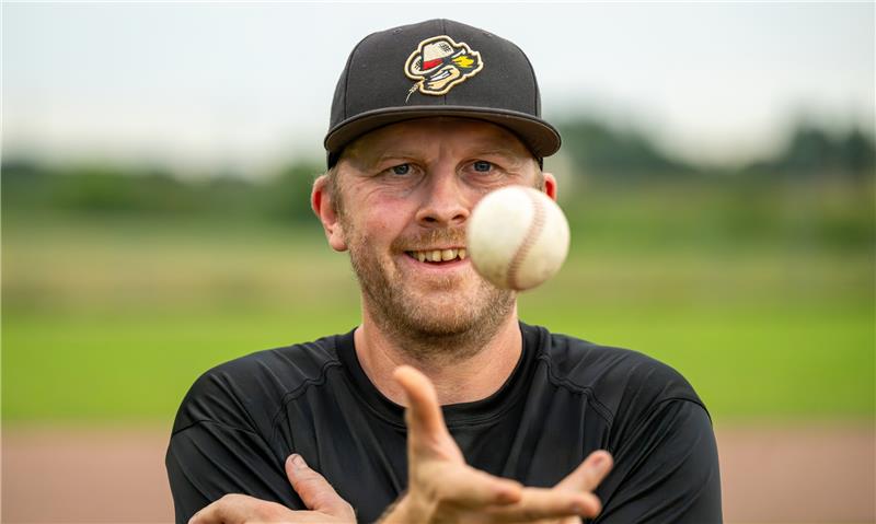 Thies Brunckhorst, Spieler der Dohren Wild Farmers. Die Baseballer Dohren Wild Farmers aus dem Landkreis Harburg haben sich in der Bundesliga einen Namen gemacht. Der Zusammenhalt der von Landwirten gegründeten Mannschaft ist trotzdem geblieben. Foto: Philipp Schulze/dpa