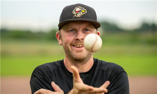 Thies Brunckhorst, Spieler der Dohren Wild Farmers. Die Baseballer Dohren Wild Farmers aus dem Landkreis Harburg haben sich in der Bundesliga einen Namen gemacht. Der Zusammenhalt der von Landwirten gegründeten Mannschaft ist trotzdem geblieben. Foto: Philipp Schulze/dpa
