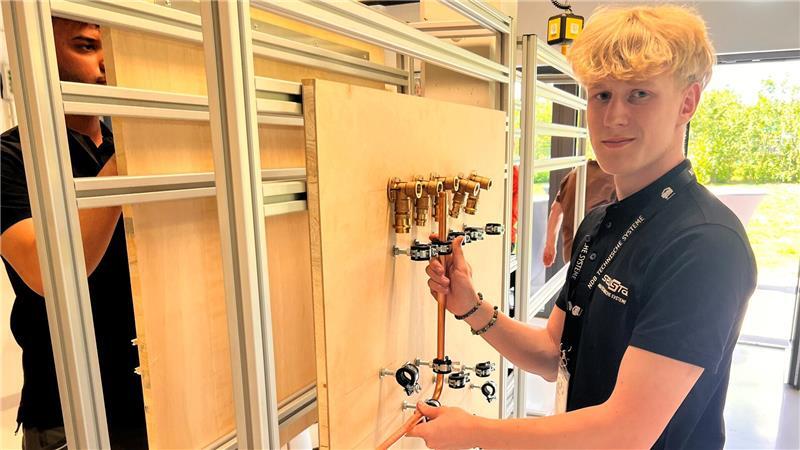 Handwerk: So sichert sich NDB in Stade die Fachkräfte der Zukunft Thilo Frost baut in der Talentschmiede einen Anschluss für eine Gastherme. Büroarbeit wäre nichts für ihn.