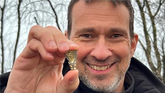Thobias Busse mit der vergoldeten Silberspange.