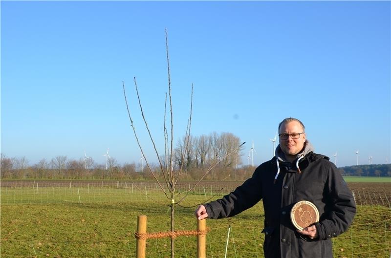 Thomas Bösch neben seinem „Willi“, das ist der erste Apfelbaum von „Trees for bees“, den er in seinem Garten gepflanzt hat. Foto: von Allwörden