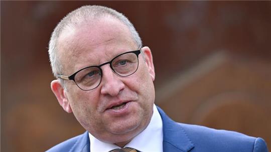 Thomas Bünger, CEO von ArcelorMittal Bremen und Eisenhüttenstadt, nimmt an einer Pressekonferenz teil.