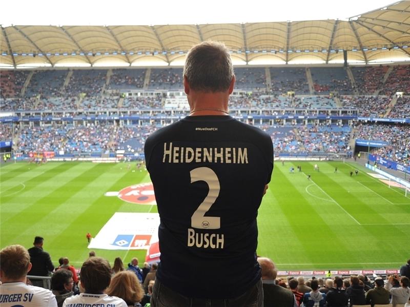Thomas Busch trägt im Volksparkstadion das Trikot seines Sohnes. Seit der vergangenen Saison spielt dieser in Heidenheim. Fotos: Scholz