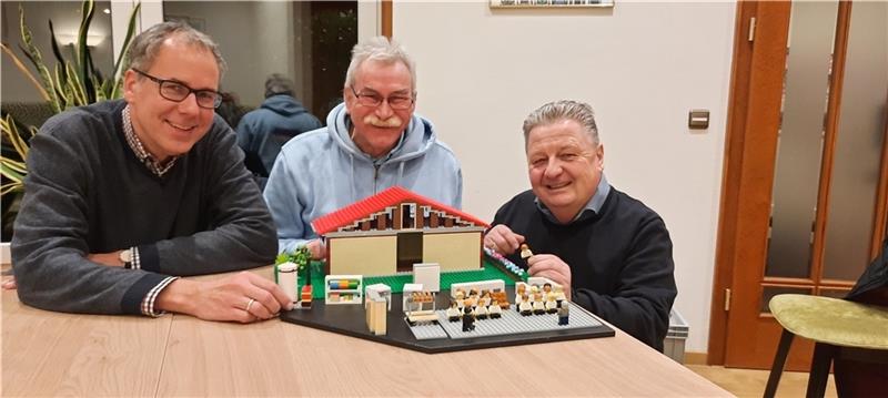 Thomas Butter (links) und Lutz Becker (rechts) bewundern die detailreiche Legostein-Konstruktion von Peter Ragosch.
