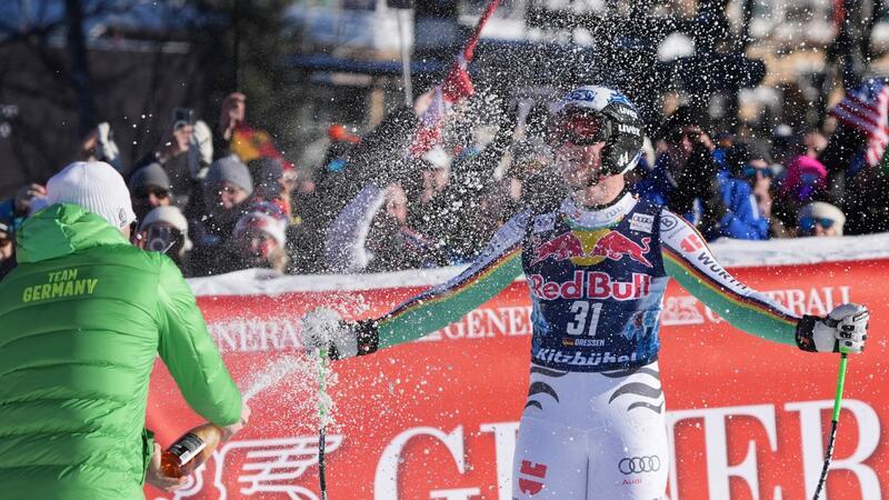 Schampus und Ovationen: Dreßens Streif-Abschied Thomas Dreßen wird in Kitzbühel nach seiner letzten Abfahrt im Ziel gefeiert.