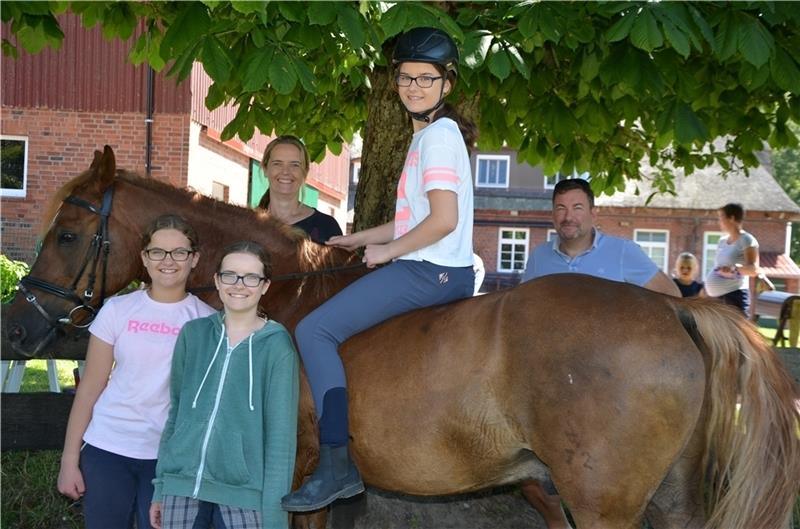 Im Urlaub ist das Leben ein Ponyhof Thomas Dreyer und Silke Chlapka aus Verden machen mit ihren drei Töchtern Mara, Anouk und Finja mehrmals im Jahr Urlaub auf dem Hof Gellert.