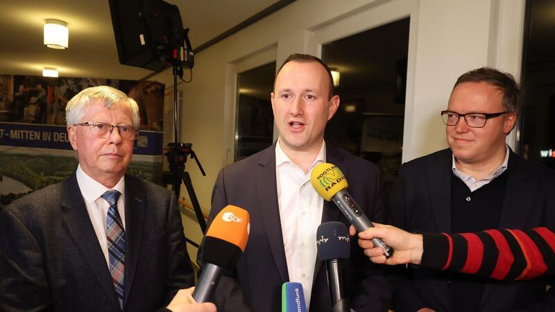 Gegenwind von der Straße: AfD verliert Landratswahl Thomas Fühmann (l-r, CDU), scheidender Landrat, Christian Herrgott (CDU), Wahlsieger, und Mario Voigt, CDU-Vorsitzender in Thüringen zeigen sich erleichtert nach der Bekanntgabe der Ergebnisse.