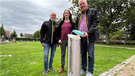 Thomas Gasa, Jana Stüven und Matthias Riel (von rechts) sind die ersten Nutzer des neuen Trinkwasserbrunnens am Altländer Markt. Drei weitere folgen in Jork, Estebrügge und Königreich.