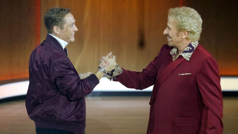 Letzte große Show: Gottschalks „Wetten, dass..?“-Abschied Thomas Gottschalk (r) begrüßt Schauspieler Matthias Schweighöfer.
