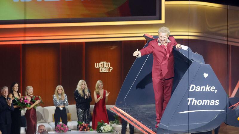 Letzte große Show: Gottschalks „Wetten, dass..?“-Abschied Thomas Gottschalk wurde am Ende der Show in einer Baggerschaufel über die Bühne gefahren.