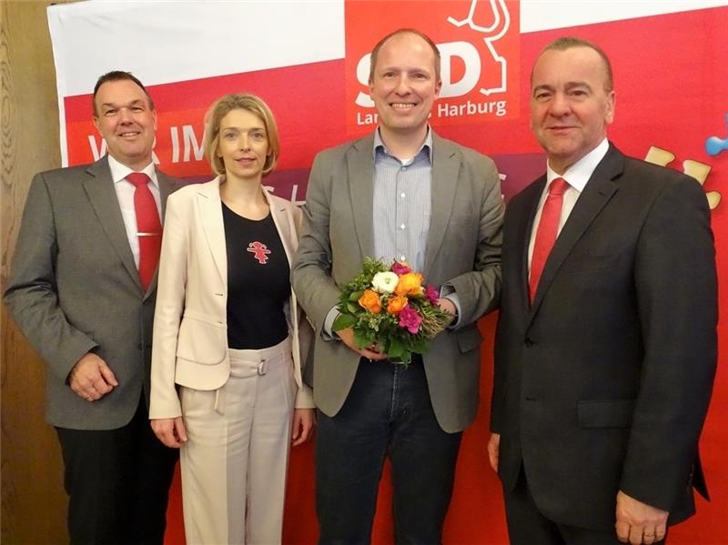 Thomas Grambow, Vorsitzender des SPD-Unterbezirks Landkreis Harburg (von links), mit der Bundestagsabgeordneten Svenja Stadler, SPD-Kandidat Tobias Handtke und Innenminister Boris Pistorius.