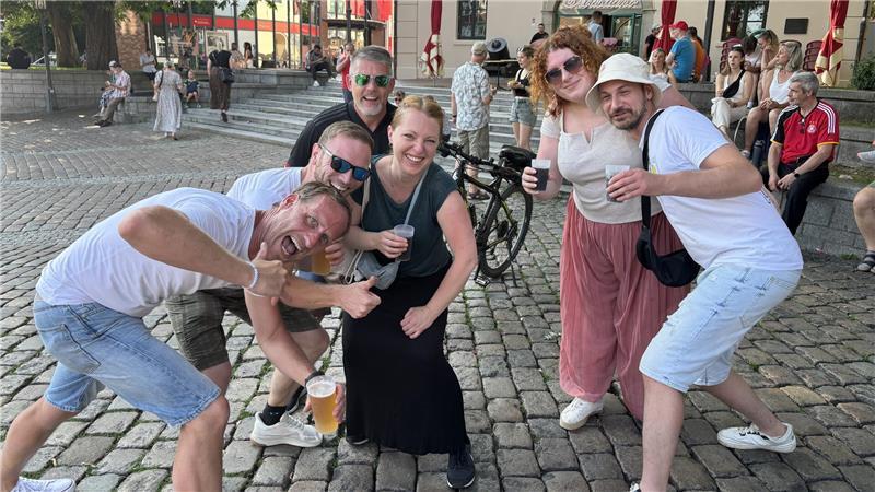 Thomas Hakelberg (links) aus Neuenkirchen kommt jedes Jahr mit Freunden zum Altstadtfest. Übers Wochenende liegt er mit seinem Boot im Hafen und geht abends feiern.