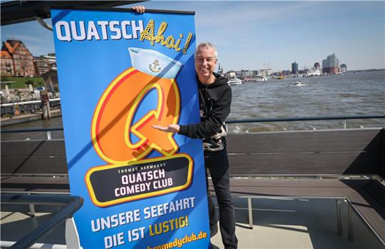 Thomas Hermanns, Moderator und Gründer des Quatsch Comedy Club, steht bei einem Pressetermin auf einem Ausflugsschiff bei einer Fahrt durch den Hafen. Der Quatsch Comedy Club kehrt nach drei Jahren nach Hamburg zurück. Foto: Christian Charisius/dpa