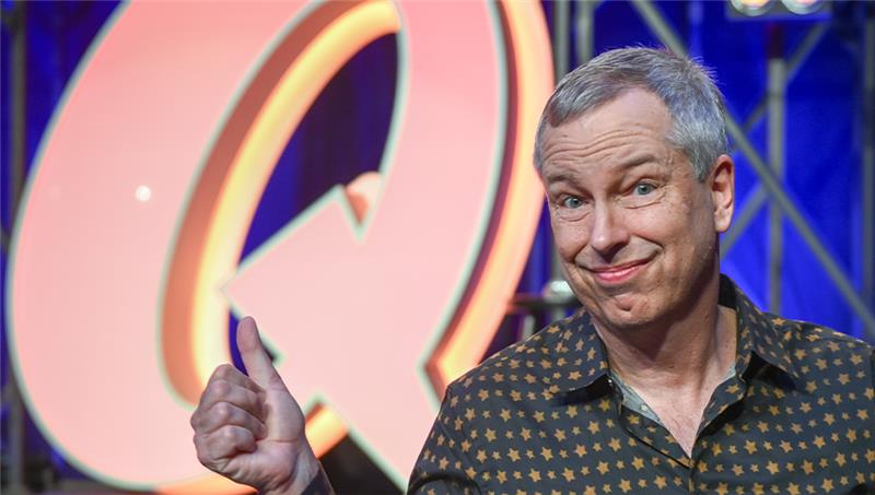 Thomas Hermanns, Moderator und Komiker, steht im Quatsch Comedy Club. Foto: Jens Kalaene/dpa