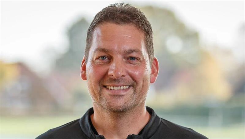 52-jähriger Mu/Ku-Abwehrchef schaltet Hedendorfer Torjäger aus Thomas Höck tanzt auf einigen Hochzeiten: Co-Trainer im Bezirksligateam von Mulsum/Kutenholz, Aushilfe bei der 2. Mannschaft, Ü30-Spieler bei A/O und Aushilfe bei der Ü40 von Mu/Ku.