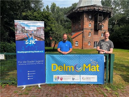 Thomas Igel vom Stadtjugendring Stade und Ole Klindworth von der Jugendkonferenz Apensen präsentieren die Wahl-O-Maten.