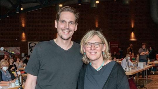 Thomas Iwan und Sabine Ritter stehen auf einem Landesparteitag der Partei Die Linke.