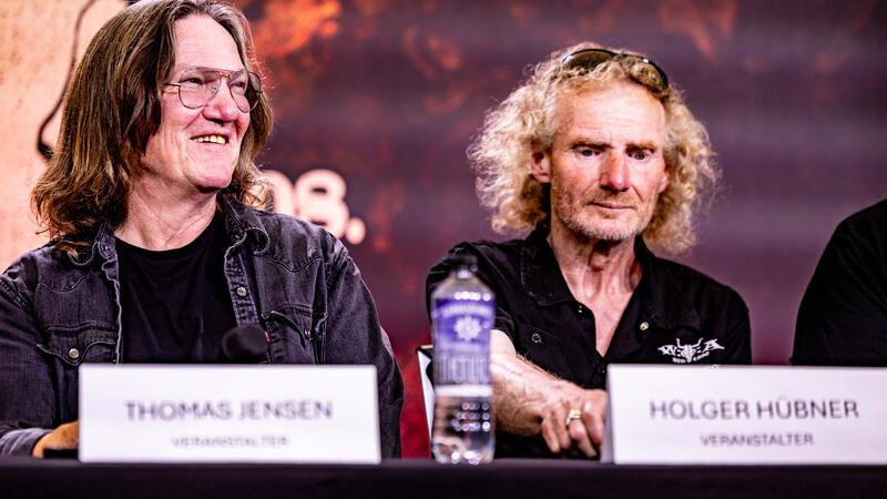 Am Ende kam doch noch der Regen nach Wacken – Polizei ermittelt wegen Nazi-Parolen Thomas Jensen (l) und Holger Hübner, Veranstalter des Wacken Open Air, sitzen bei der Abschlusspressekonferenz auf dem Podium.