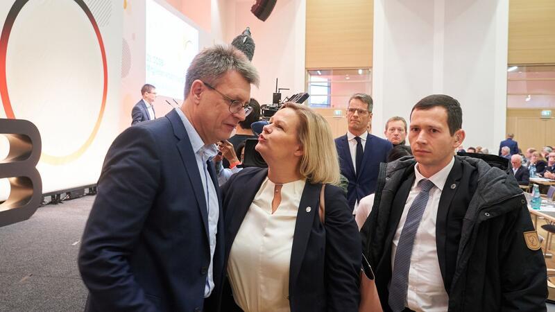 Thomas Josef Weikert, Präsident des Deutschen Olympischen Sportbundes, verabschiedet Bundesinnenministerin Nancy Faeser (SPD) nach ihrer Rede bei der DOSB-Mitgliederversammlung.