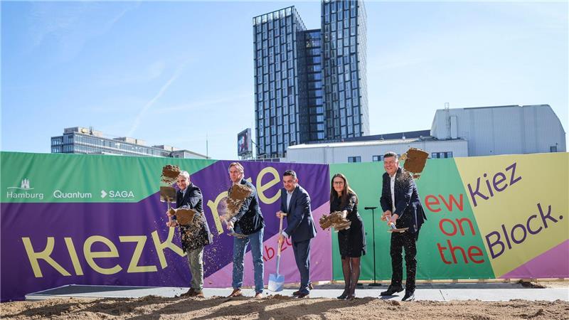 Thomas Krebs (l-r), Vorstandssprecher Saga Unternehmensgruppe, Frank Gerhard Schmidt, Gründer und Vorstandsmitglied Quantum Immobilien, Ralf Neubauer, Bezirksamtsleiter Hamburg-Mitte, Karen Pein (SPD), Senatorin für Stadtentwicklung und Wohnen, und Andreas Dressel (SPD), Hamburgs Finanzsenator, beim Spatenstich.
