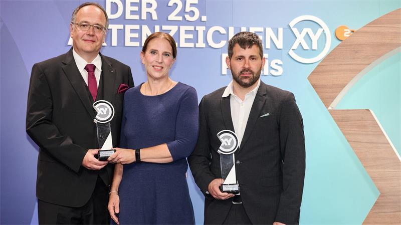 Hilferufe gehört, Angriff verhindert: XY-Preis für Helfer Thomas Krull (l-r), Annemarie Krull und Daniel Karstens, aus Hodenhagen (Niedersachsen) stoppten einen Messerangriff.