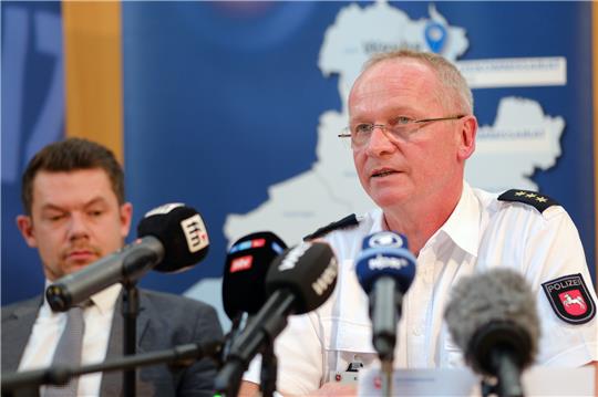 Thomas Kues (rechts), Leiter der Polizeinspektion Diepholz. Foto: dpa