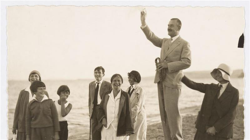 Autor und Aktivist - 150 Jahre Thomas Mann Thomas Mann gestikulierend am Strand, unter anderem neben Ilse Dernburg, Elisabeth Mann, Michael Mann, Golo Mann, Katia Mann und Monika Mann. (Archivbild)