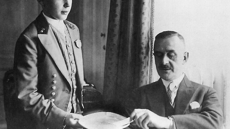 Thomas Mann (r) mit einem Bellboy im Hotel Adlon.