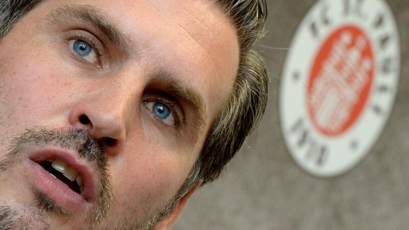 „Zu viel Krawalle“: Ex-Profi vor Derby St. Pauli - Rostock besorgt über erstarkende Gewalt Thomas Meggle, der damalige Cheftrainer des Fußball-Zweitligisten FC St. Pauli, spricht am 03.09.2014 auf einer Pressekonferenz in Hamburg.