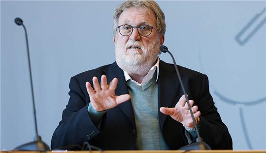 Thomas Mertens, Vorsitzender der Ständigen Impfkommission (STIKO) spricht während einer Pressekonferenz. Foto: David Young/dpa