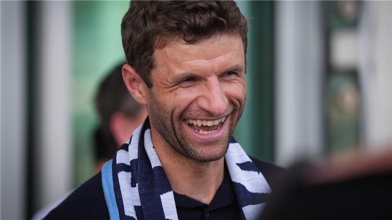 Müller in Vancouver: Abenteuer nur mit Titeln spannend Thomas Müller bei der Ankunft in Vancouver.