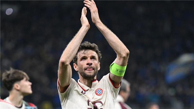 Bayern-Fans bereiten Müller einen „Gänsehaut“-Moment Thomas Müller dankt den mitgereisten Fans nach dem Bayern-Aus für die lautstarke Unterstützung.