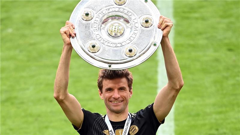Thomas Müller darf nochmal mit der Meisterschale jubeln.