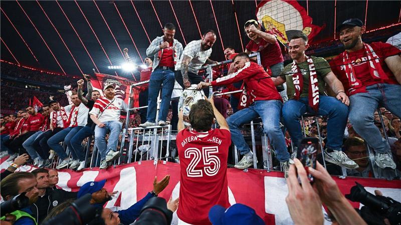 Müller-Abschied mit Pointe und Kakadu - „Wird ewig wirken“ Thomas Müller feiert mit den Fans.
