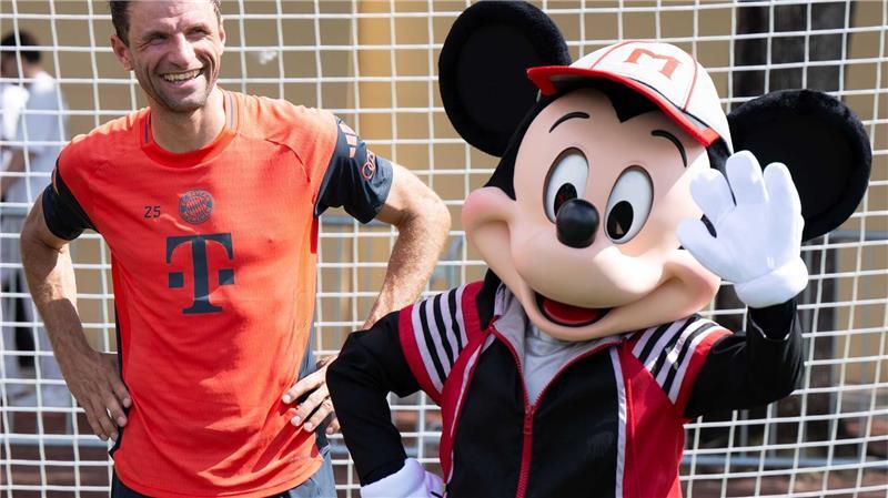 Eberls große Transferaufgaben: Ersatz für Sané und Müller Thomas Müller, hier in Orlando mit Micky Maus, ist nach der Club-WM weg.