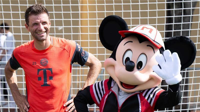 Thomas Müller in Orlando mit Micky Maus.