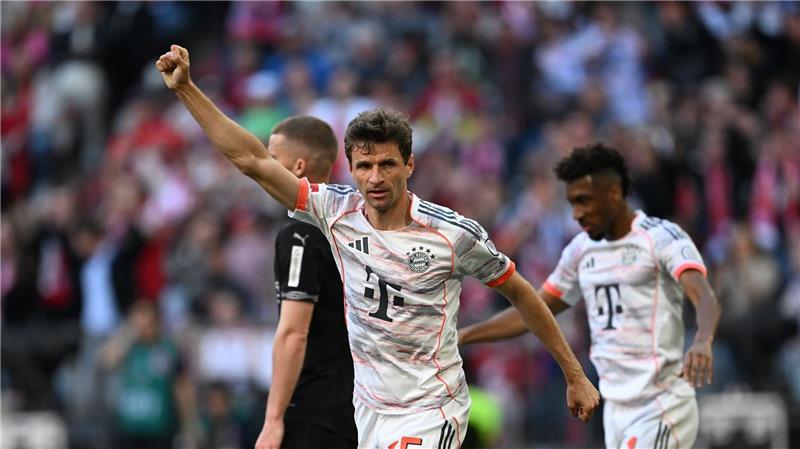 Bayern-Sieg zum Müller-Abschied - Dank an „75.000 Herzen“ Thomas Müller jubelt in seinem letzten Bayern-Heimspiel über das Führungstor.
