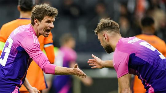 Thomas Müller klatscht mit Siegtorschütze Niclas Füllkrug ab.